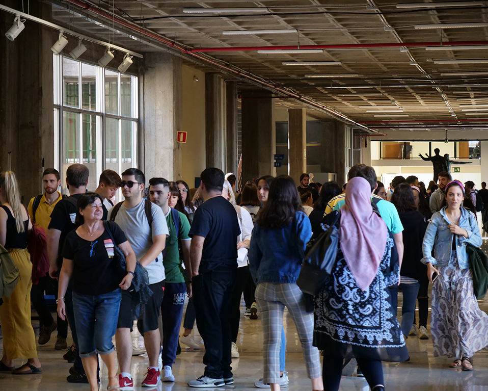 Estudiantes transitando un pasillo de la Facultad de Filosofía y Letras
