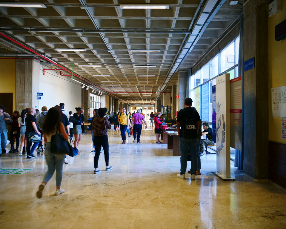 Imagen de uno de los pasillos principales de la Facultad de Filosofía y Letras