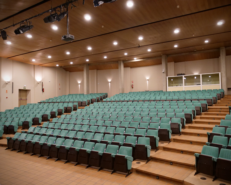 Imagen de los asientos color verde situados en el salón de actos de la Facultad de Filosofía y Letras