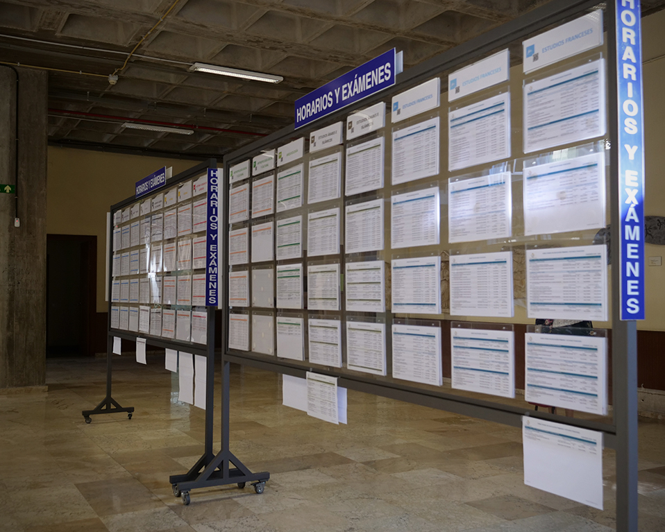 Imagen que muestra los tablones informativos sobre horarios y exámenes situados en la Facultad de Filosofía y Letras