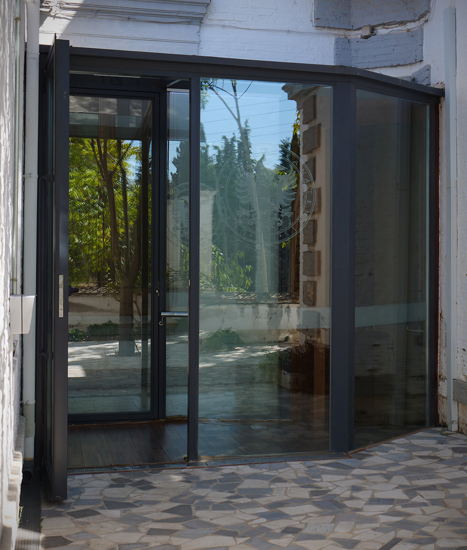 Una de las entradas a la Facultad de Filosofía y Letras de la Universidad de Granada compuesta por una puerta de cristal