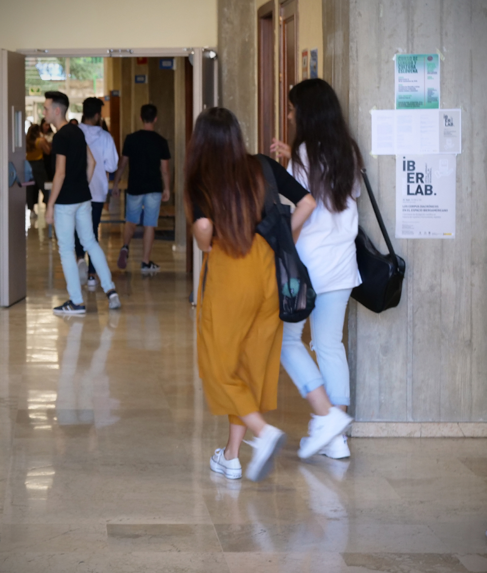 Estudiantes transitando por alguna zona dentro de la Facultad de Filosofía y Letras