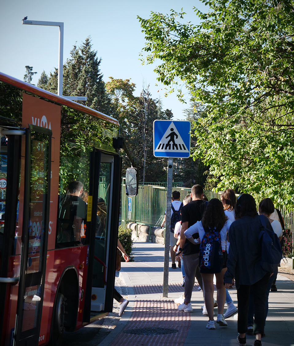 Estudiantes esperando al autobús en la Facultad de Filosofía y Letras