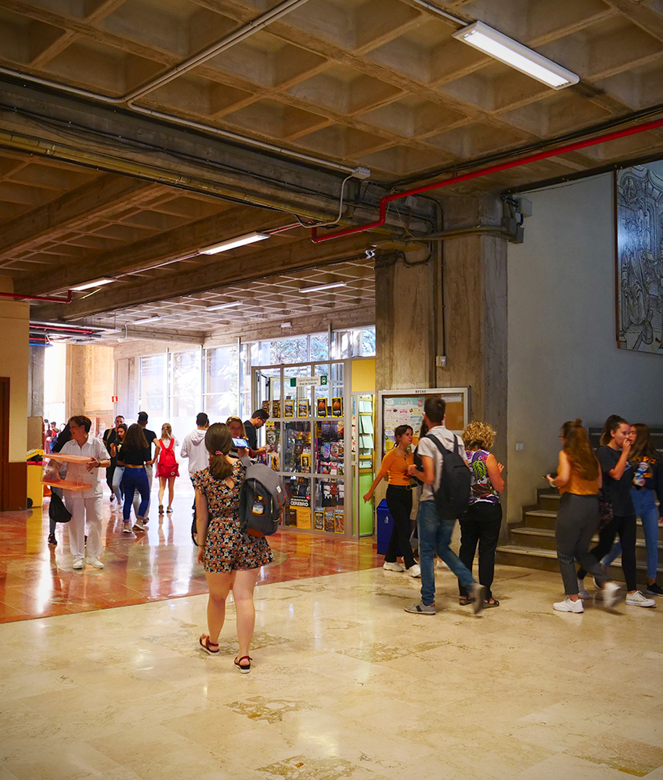Espacio principal de la Facultad de Filosofía y Letras que conecta pasillos y escaleras