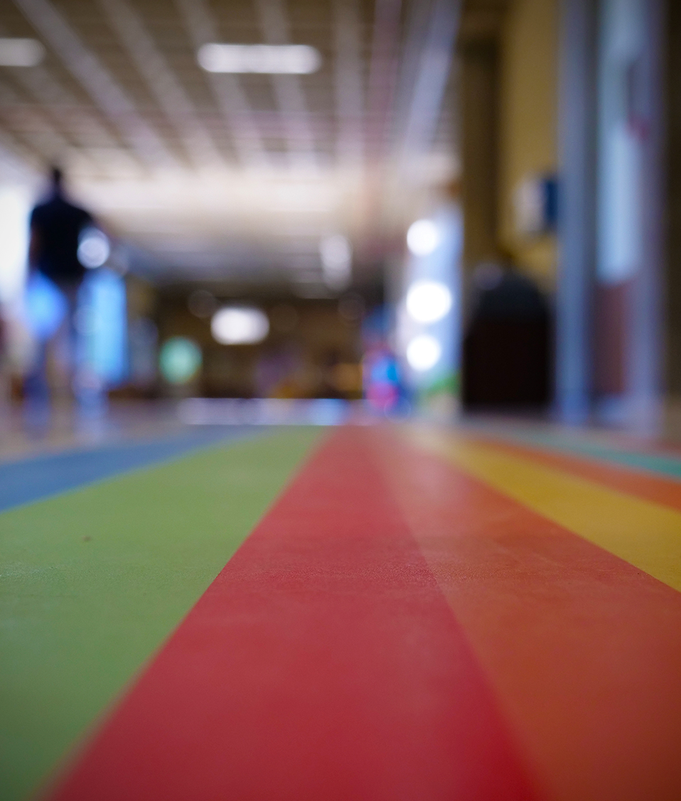 Imagen del suelo colorido de uno de los pasillos situados en la Facultad de Filosofía y Letras