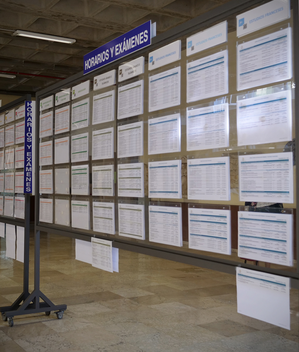 Imagen que muestra los tablones informativos sobre horarios y exámenes situados en la Facultad de Filosofía y Letras