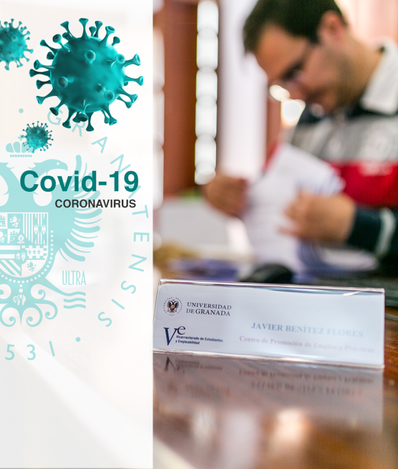 Un miembro del Personal de Administración y Servicios realiza su valor, a la izquierda se muestra una franja informativa del covid-19